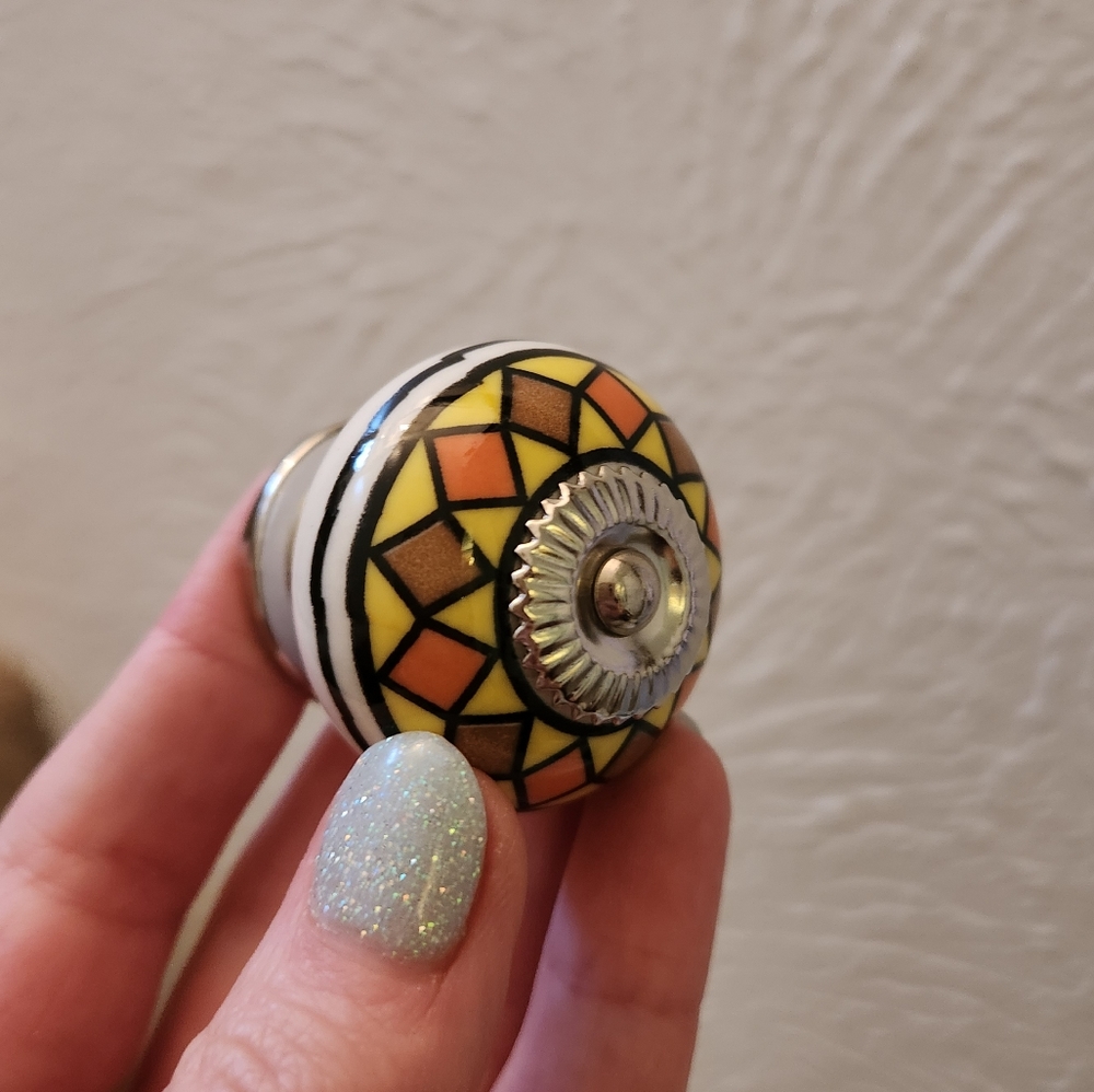 4x Set of Vintage Style Painted Ceramic Knobs